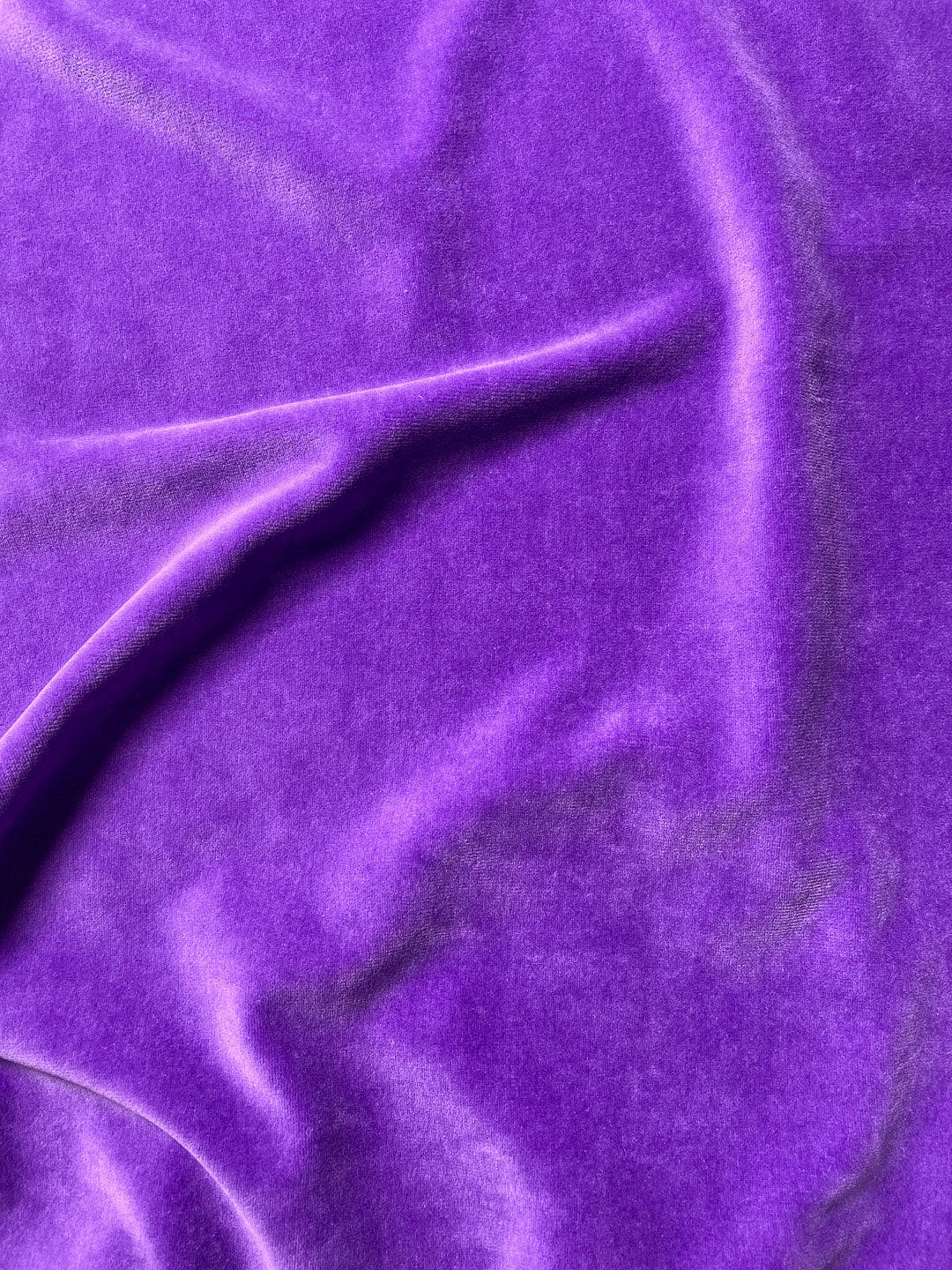 Samtiger Nickistoff in Lila – Eleganz für Kreative – Jinny Joe