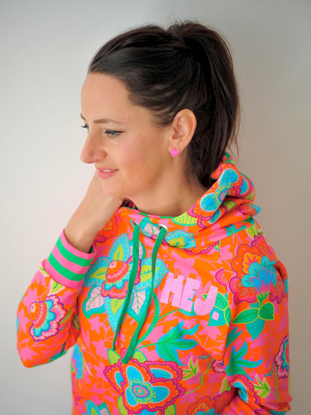 J&amp;J Bio Retrosweat Fabulous Flowers orange pink