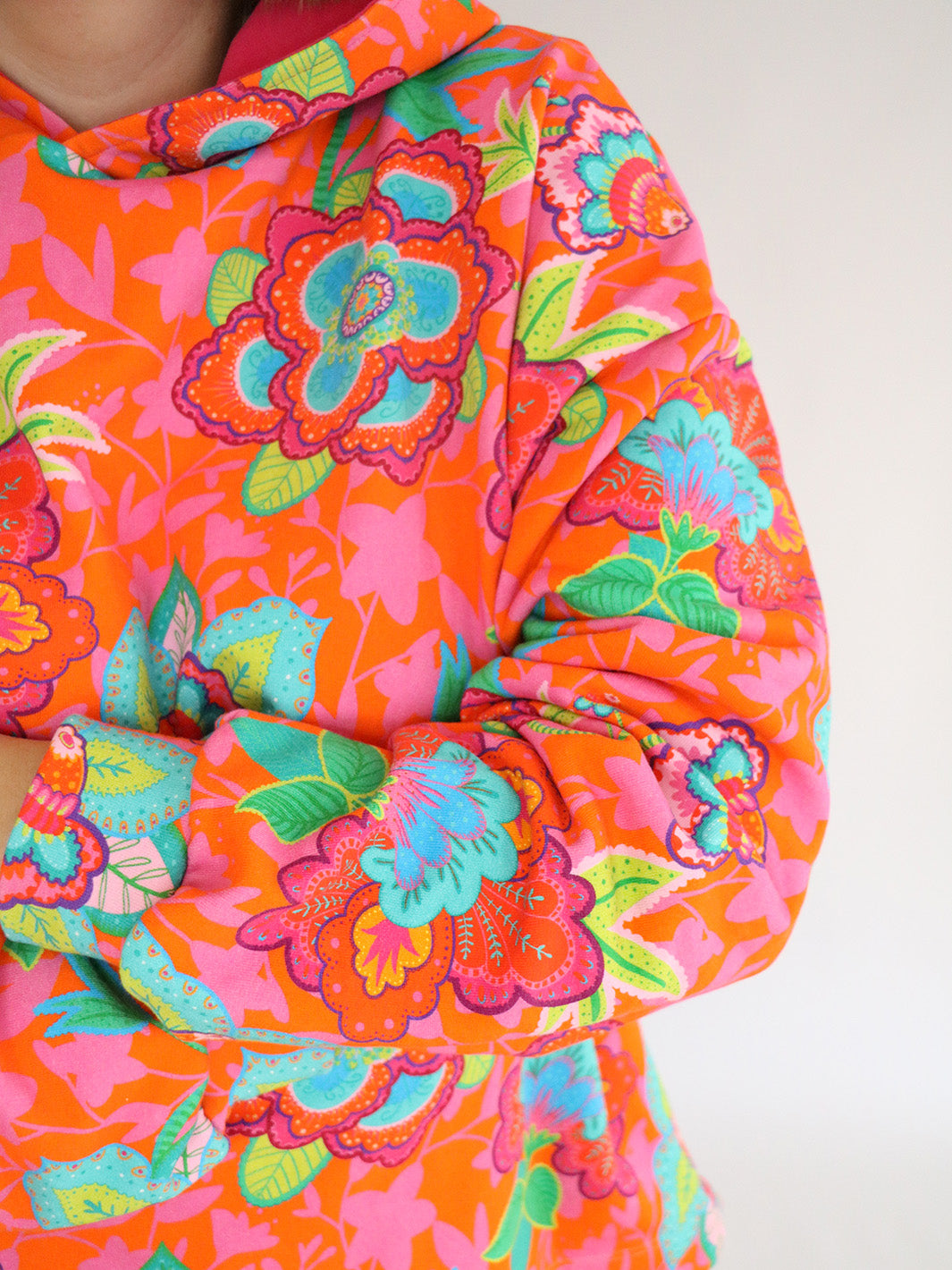 J&amp;J Bio Retrosweat Fabulous Flowers orange pink